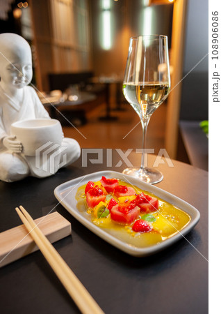 Tuna ceviche with strawberry, orange and mango salsa 108906086