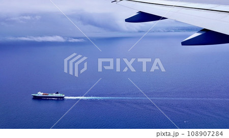 沖縄県那覇空港離陸後の航空写真　航行するフェリー 108907284