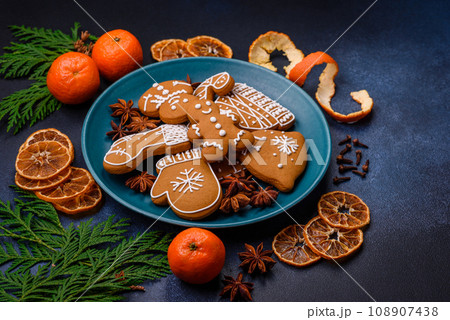 Beautiful festive Christmas composition of tangerines, gingerbread and star anise 108907438
