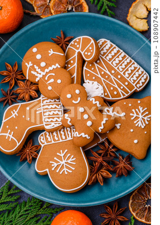 Beautiful festive Christmas composition of tangerines, gingerbread and star anise 108907442