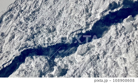 雪の上にできたクレバス 雪の上にできたクレバス 108908608
