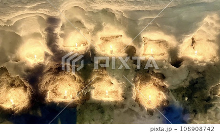 小さなかまくらに置かれた火がついたロウソク 小さなかまくらに置かれた火がついたロウソク 108908742