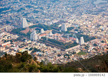 Town Tiruvannamalai with Arulmigu Arunachaleswarar Temple, Tamil Nadu, India. Aerial view. 108909142