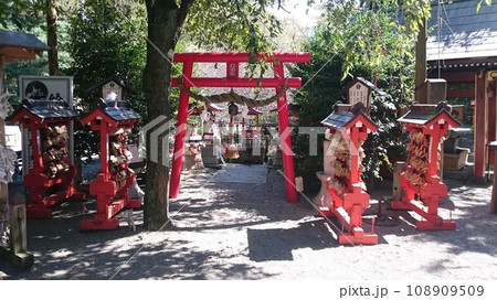 冠稲荷神社の鳥居と境内! 冠稲荷神社の鳥居と境内! 108909509