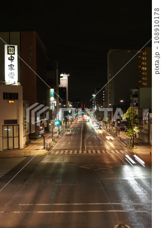 夜の街を走る車 夜の街を走る車 108910178