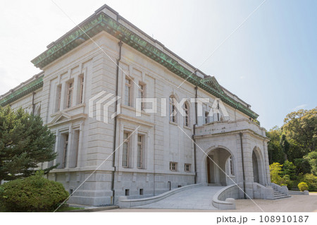 海上自衛隊江田島第1術科学校大講堂の車寄 108910187