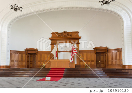 海上自衛隊江田島第1術科学校大講堂の演壇 108910189