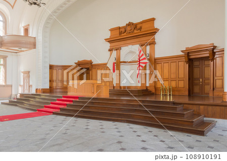 海上自衛隊江田島第1術科学校大講堂の演壇 108910191