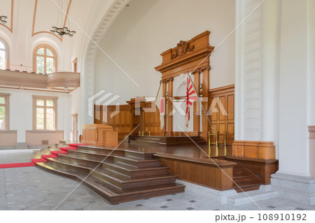 海上自衛隊江田島第1術科学校大講堂の演壇 108910192