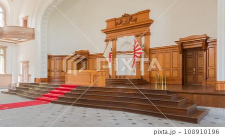 海上自衛隊江田島第1術科学校大講堂の演壇 108910196