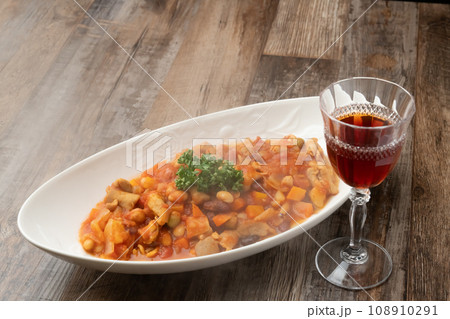 豚白モツトマト煮込み ワイン 豚白モツトマト煮込み ワイン 108910291