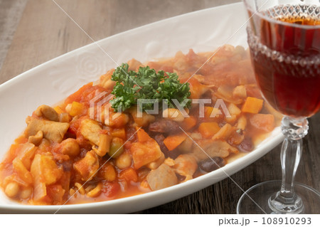 豚白モツトマト煮込み ワイン 豚白モツトマト煮込み ワイン 108910293