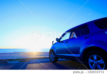車の横から見た海の朝日 車の横から見た海の朝日 108910731