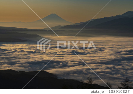 高ボッチ山からの雲海と富士山 108910827