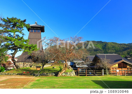 【兵庫県】快晴の辰鼓楼(出石城下町) 【兵庫県】快晴の辰鼓楼(出石城下町) 108910846