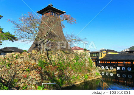 【兵庫県】快晴の辰鼓楼（出石城下町） 108910851