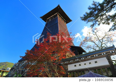【兵庫県】辰鼓楼と紅葉（出石城下町） 108910856
