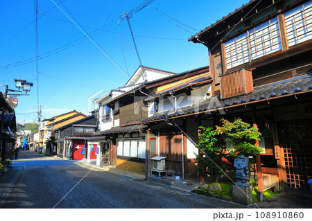 【兵庫県】快晴の出石城下町の町並み 108910860