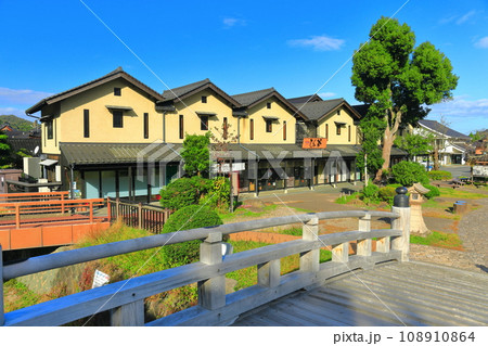 【兵庫県】快晴の出石城下町の町並み 108910864