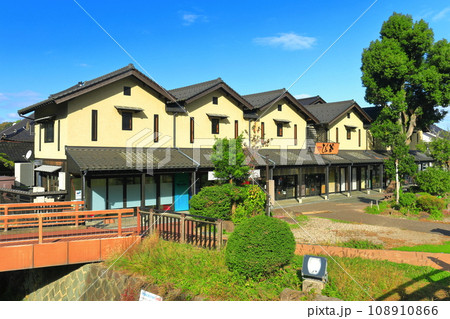【兵庫県】快晴の出石城下町の町並み 108910866