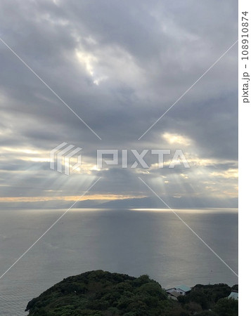空から何か舞い降りてきそう 空から何か舞い降りてきそう 108910874
