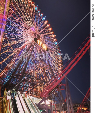 遊園地の観覧車 遊園地の観覧車 108910878