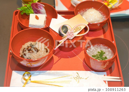 お盆に乗ったお食い初め料理 108911263