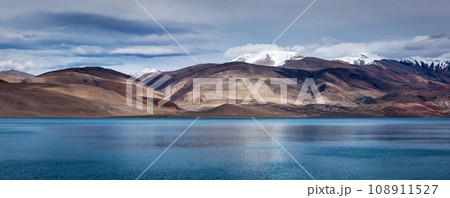Panorama of Himalayan mountain lake in Himalayas Tso Moriri (official name: Tsomoriri Wetland Conservation Reserve), Korzok, Changthang area, Ladakh, Jammu and Kashmir, India 108911527