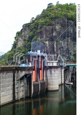 佐賀県/ 新緑の竜門ダム（竜門峡下流部付近に位置するダム） 108911614