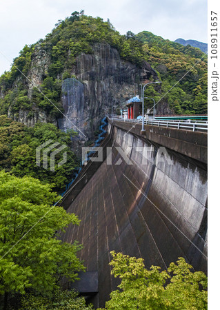 佐賀県/ 新緑の竜門ダム(竜門峡下流部付近に位置するダム) 佐賀県/ 新緑の竜門ダム(竜門峡下流部付近に位置するダム) 108911657