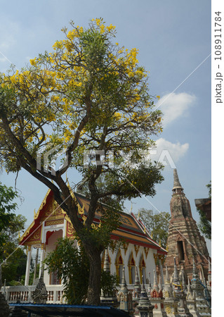 The main chedi is located behind the chapel of Wat Mai Prachamphon. It looks like a pagoda with a large corner added. The base is square, 15 meters long on each side, and 24 meters high. Thailand. The main chedi is located behind the chapel of Wat Mai Prachamphon. It looks like a pagoda with a large corner added. The base is square, 15 meters long on each side, and 24 meters high. Thailand. 108911784