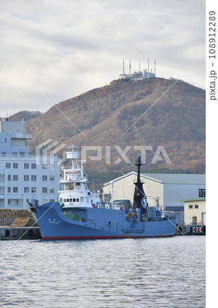 秋の北海道函館市函館港に寄港するキャッチャーボートの風景を撮影 108912289