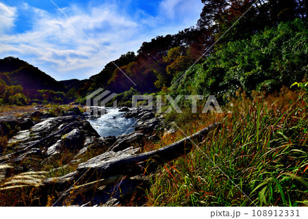 埼玉県 秋の長瀞渓谷 小滝の瀬の風景 長秒撮影 埼玉県 秋の長瀞渓谷 小滝の瀬の風景 長秒撮影 108912331