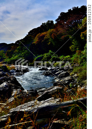 埼玉県 秋の長瀞渓谷 小滝の瀬の風景 長秒撮影 埼玉県 秋の長瀞渓谷 小滝の瀬の風景 長秒撮影 108912332