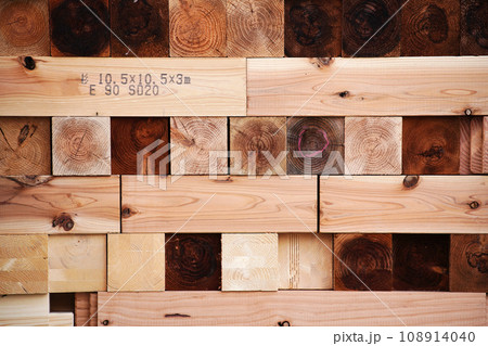 モザイク状に積み上げられた木材 108914040
