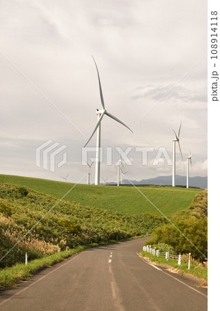 せたな町の風車のある風景  108914118