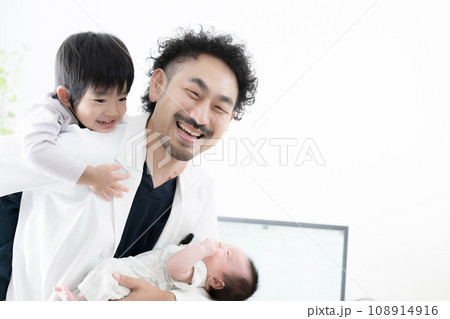 子ども大好きな小児科医や働くお父さん 子ども大好きな小児科医や働くお父さん 108914916