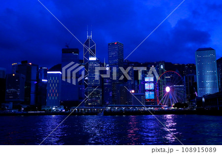 シンフォニーオブライツ。九龍半島から香港島を望むビクトリア湾の夜景 108915089