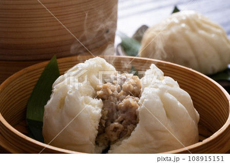 肉まん、豚まん　中華まん　湯気の出る中華饅頭 108915151