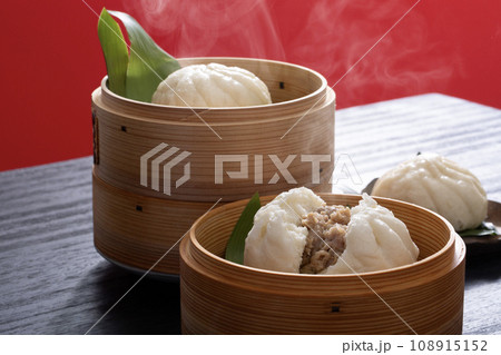 肉まん、豚まん　中華まん　湯気の出る中華饅頭 108915152