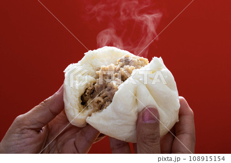 肉まん、豚まん　中華まん　湯気の出る中華饅頭 108915154