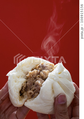 肉まん、豚まん 中華まん 湯気の出る中華饅頭 肉まん、豚まん 中華まん 湯気の出る中華饅頭 108915156