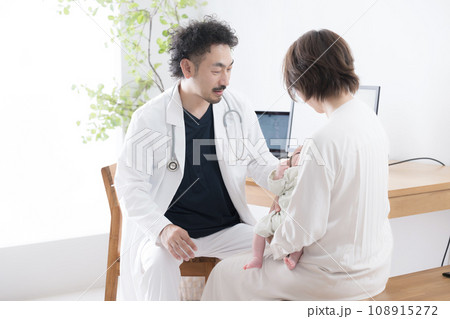 赤ちゃんの一ヶ月検診の様子 赤ちゃんの一ヶ月検診の様子 108915272