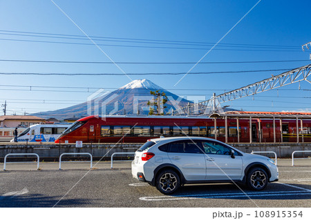 河口湖駅駐車場から見た富士急行電車と富士山のコラボ 108915354