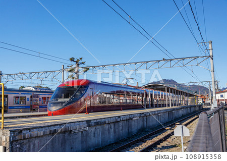 河口湖駅駐車場から見た富士急行電車と富士山のコラボ 河口湖駅駐車場から見た富士急行電車と富士山のコラボ 108915358