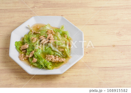 レタスと鶏ひき肉あんかけ レタスと鶏ひき肉あんかけ 108915582