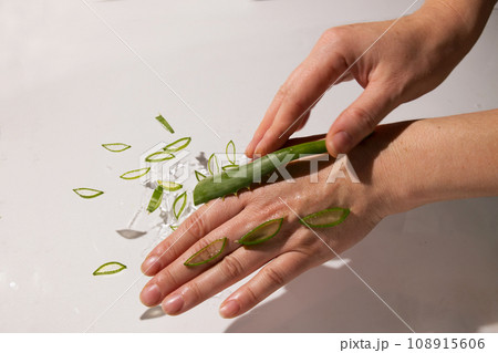 Aloe drops fall and moisturize the skin of female hands Aloe drops fall and moisturize the skin of female hands 108915606
