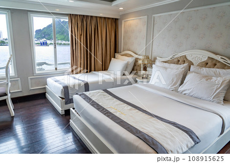 ベトナム　ハロン湾クルーズのクルーズ船の船室のファミリールーム 108915625