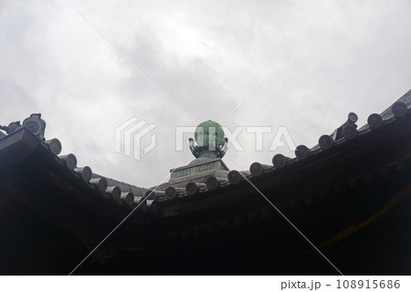 伊丹昆陽寺境内の行基堂屋根の宝珠 108915686
