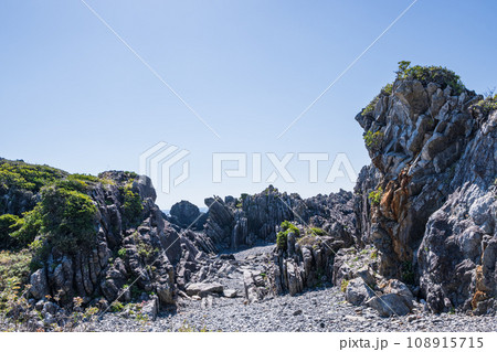 岩場のある絶景海岸 岩場のある絶景海岸 108915715